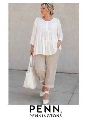 3X Flowy Tunic Top in Soft Winter White, d/C Jeans